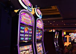 mmkjl3 အားကစား Sportsbook — Myanmar National League ဘောလုံးပွဲကို Phone ဖြင့် Live Bet တင်နေသောပုံ